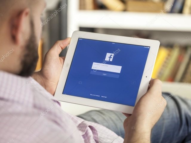 depositphotos_114720418-stock-photo-man-with-facebook-on-tablet